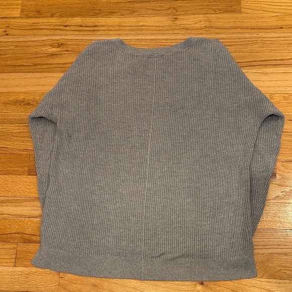 Abercrombie & Fitch Gray V-Neck Women's Sweater - Picture 3 of 3